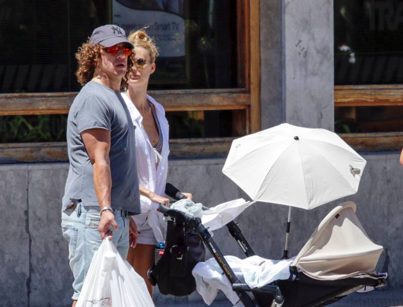 Carles Puyol con la compagna e la figlioletta a spasso per Ibiza . Obiettivo spesa al mercato (Olycom)